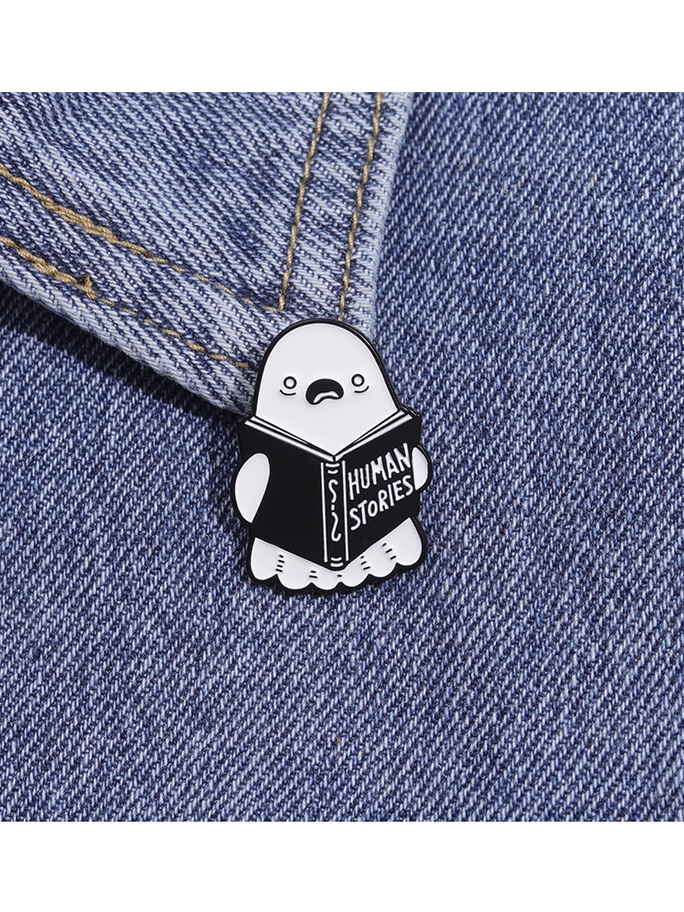 Cartoon Ghost Boo Emaille Pins Menschliche Geschichten Buch Kreative Broschen Halloween Rucksack Kleidung Revers Abzeichen Geschenk für Kinder Freunde