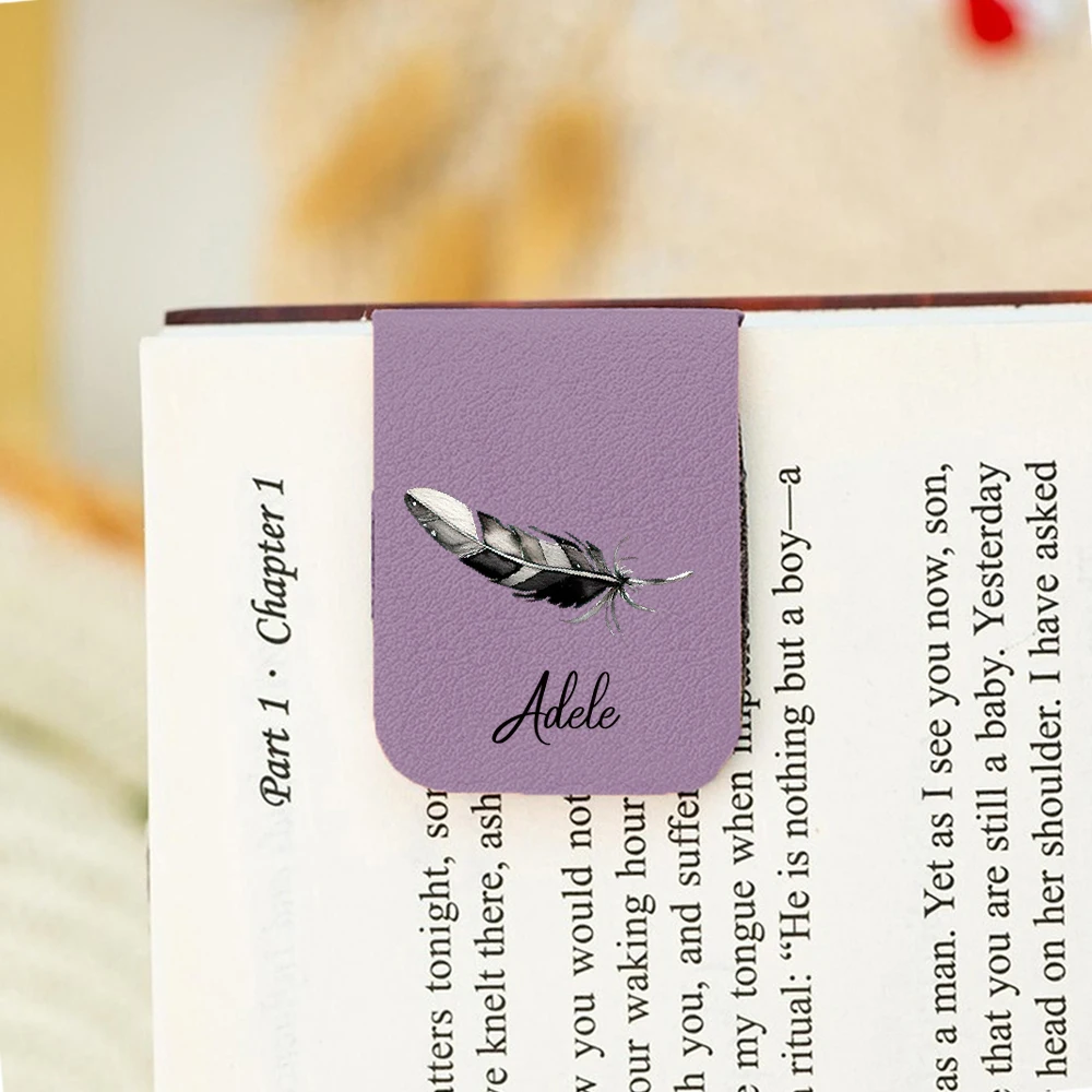 1 قطعة إشارة مرجعية للاسم مع ريشة لطيفة ، إشارة مرجعية من الجلد لطيفة على شكل ريشة لطيفة ، إشارة مرجعية مغناطيسية مخصصة ، هدية عيد ميلاد لمحبي الكتب
