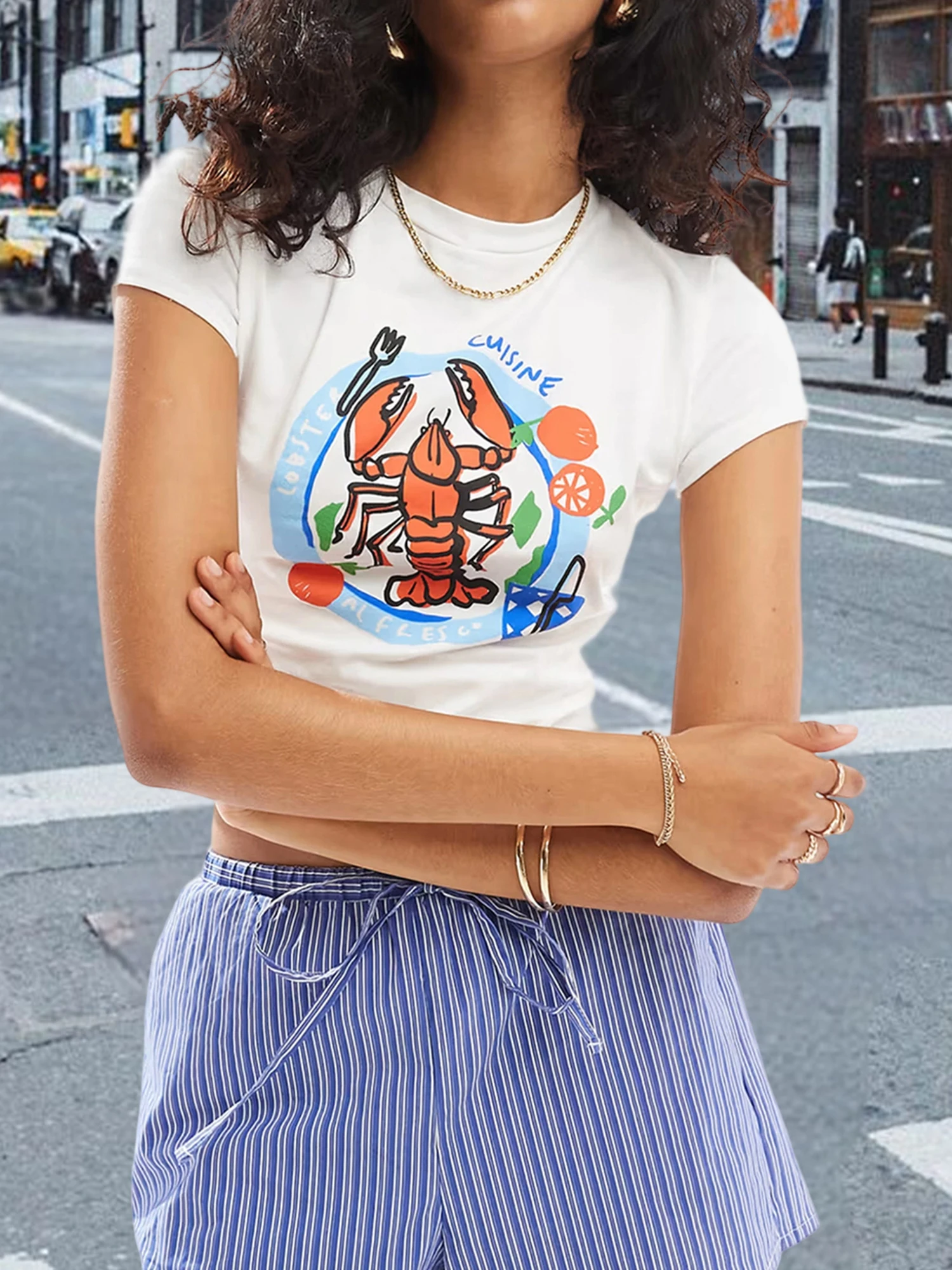 Sommer-T-Shirt für Damen, lässige Passform, stilvoller Krabben-Print, Rundhalsausschnitt, kurze Ärmel, bauchfreie Tops mit Rüschensaum-Detail