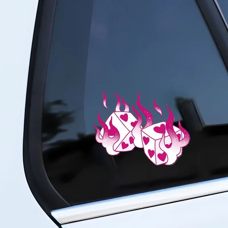 

1 шт. модная наклейка с пылающими игральными костями — привлекательный дизайн с надписью «сердце» для автомобильных гаджетов — смелый визуальный водонепроницаемый прочный