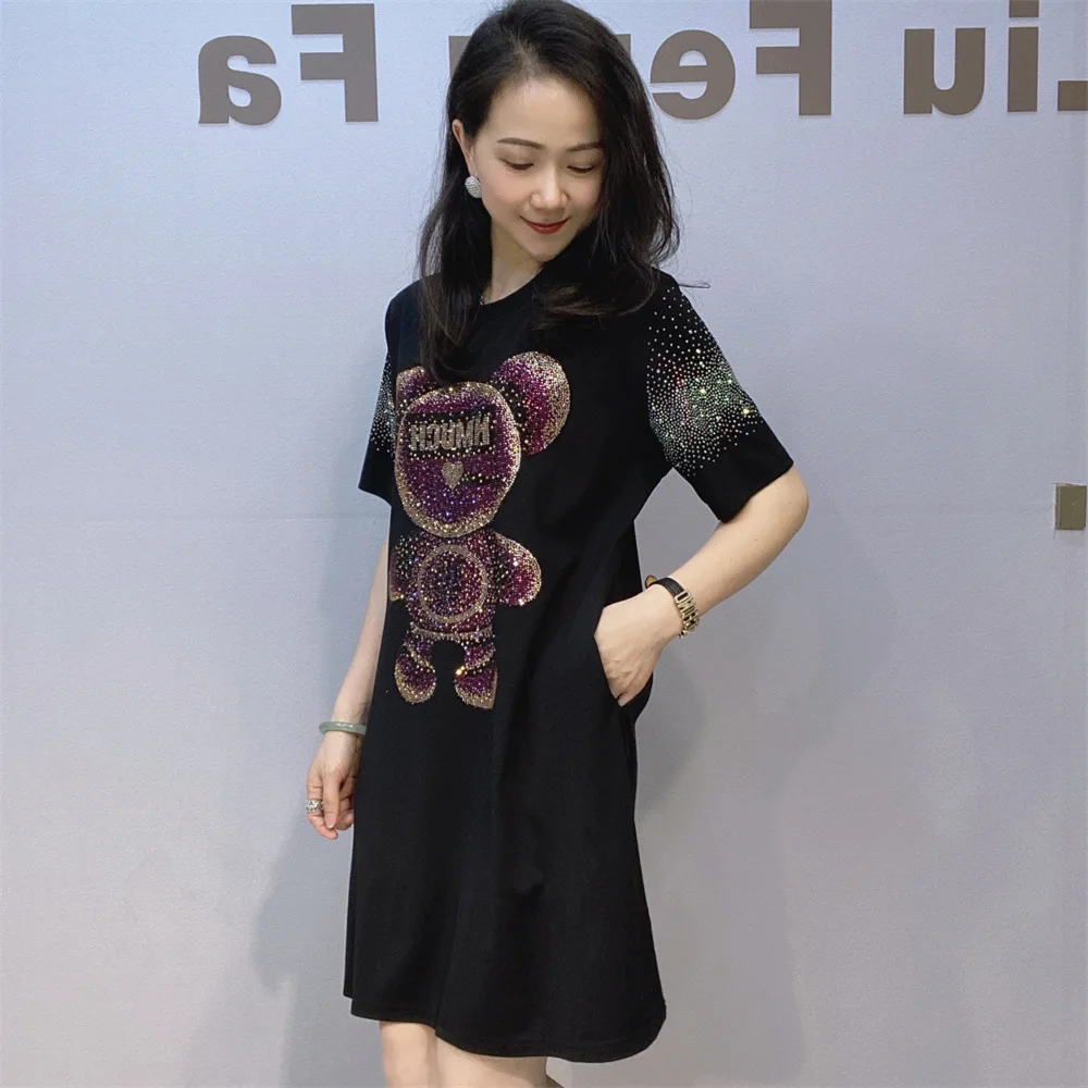 2025 ฤดูร้อนใหม่หลวมเอวผู้หญิงชุดหมีหรูหราเจาะร้อนกลางยาวเสื้อยืดเข่าความยาวชุดรอบคอแขนสั้น