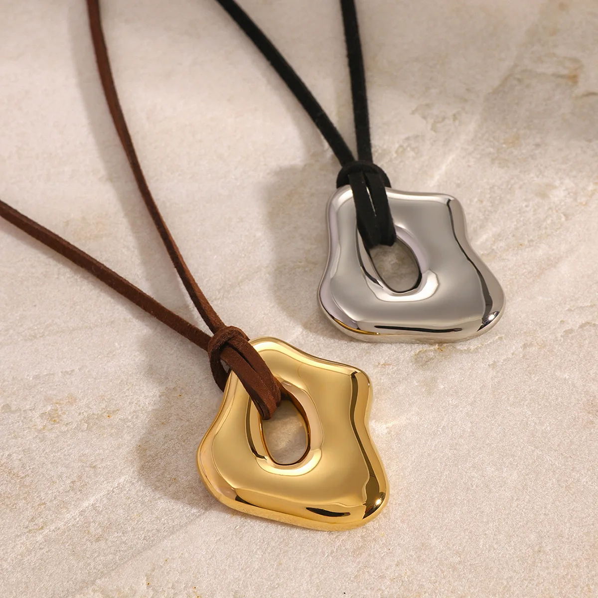 

Niche Retro Hollowed Out Pendant Necklace Japanese and Korean Minimalist Fashion Leather Rope Adjustable Sweater Chain Accessory