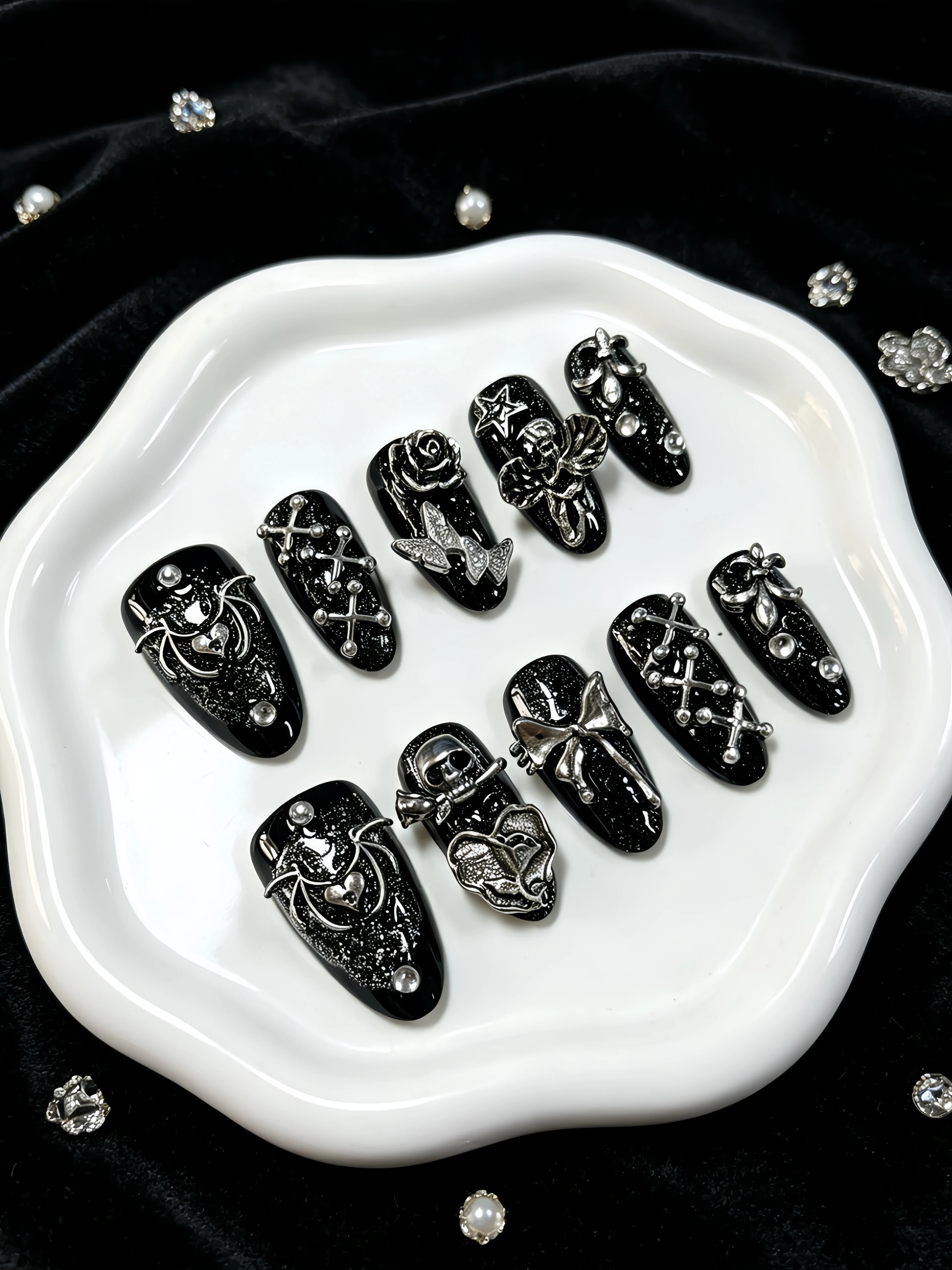 10 Short Almond-Shaped Press-On Nails, Featuring a Black Silver Glitter Base with Metal Heart Wings, Rhinestones, and Other Elements, Y2K Gothic Style Nail Patches, Suitable for Students, Trendy Girls, Mature Women, Niche Personality Styles, Daily Wear, Workplace, Office, Campus Life, Music Festivals, Bars, Disco Parties, Vacations, and Photography, in a Grunge Punk Dark Style, Includes One Jelly Glue and One Nail File
