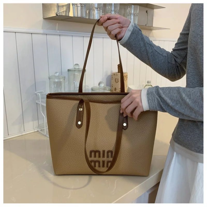 高級レザー製の女性用ショルダーバッグ、パリのカジュアルでエレガントなデイリールックを演出します。 ​