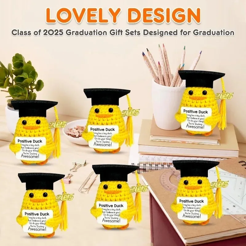 مجموعة هدايا كروشيه مصنوعة يدويًا على شكل بطة التخرج الإيجابية مع بطاقة تحفيزية مثالية لخريجي المدارس الثانوية المتوسطة