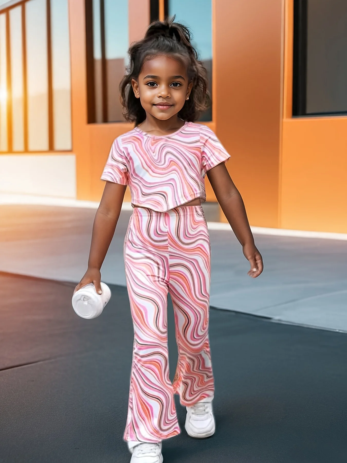 Sommer-Outfit für Mädchen mit Volldruckmuster, kurzärmlig, kurzes, lässiges Modeset, geeignet für Kinder von 3–10 Jahren, vielseitiges, farbenfrohes zweiteiliges Set für Zuhause, Freizeit und Ausflüge