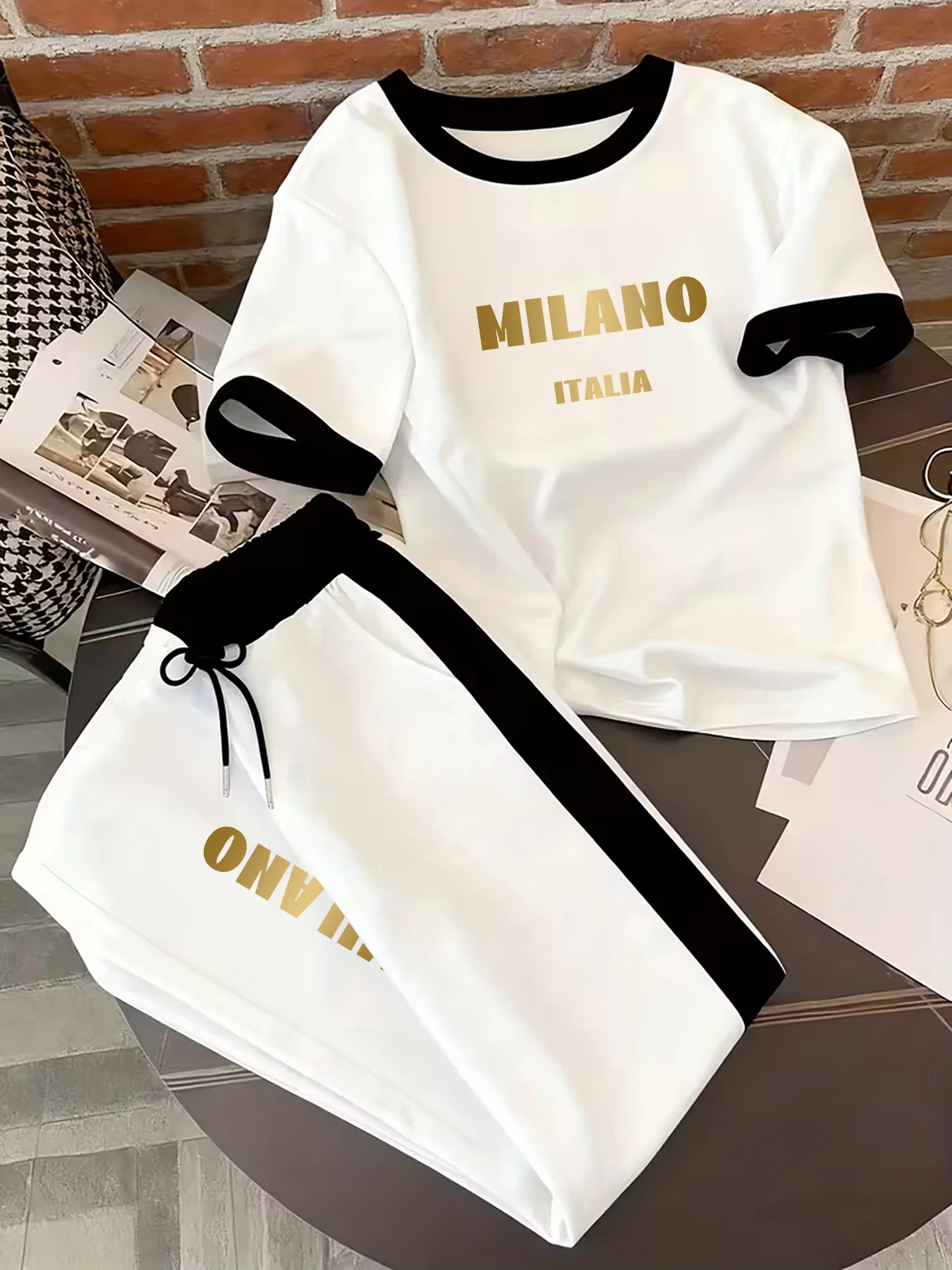 Personalized Prints, Contrasting Color Designs, Women's Suits, Short-Sleeved Tops and Pants for Spring and Summer, Casual Sports Two-Piece Outfits for Women, Suitable for Daily Commuting, Street Strolls, and Campus Outings, Women's Clothing