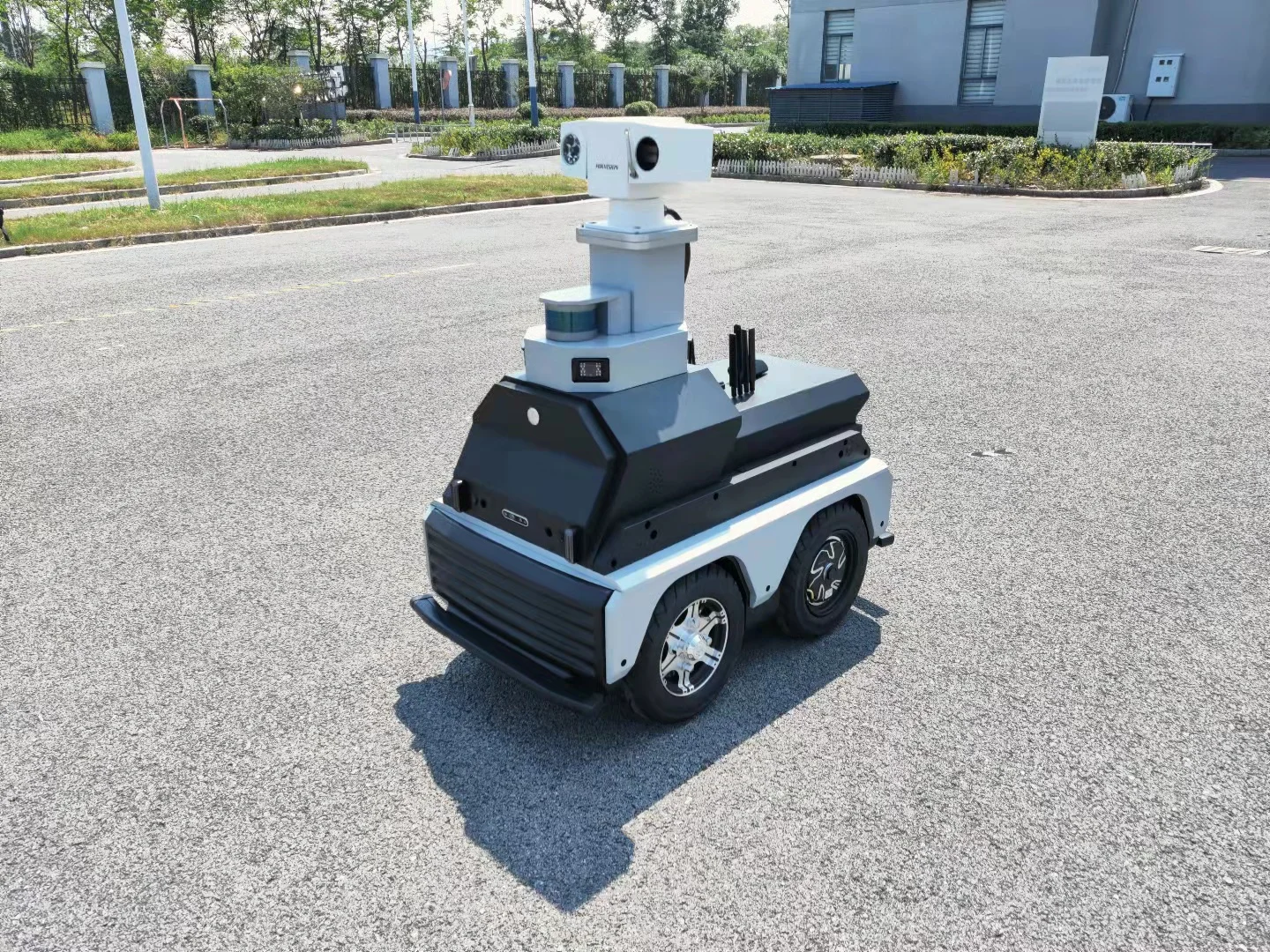 Autonoom rijdende onbemande patrouillecamera voertuig met draadgestuurd chassis UGV onderwijsonderzoek en ontwikkeling ROS