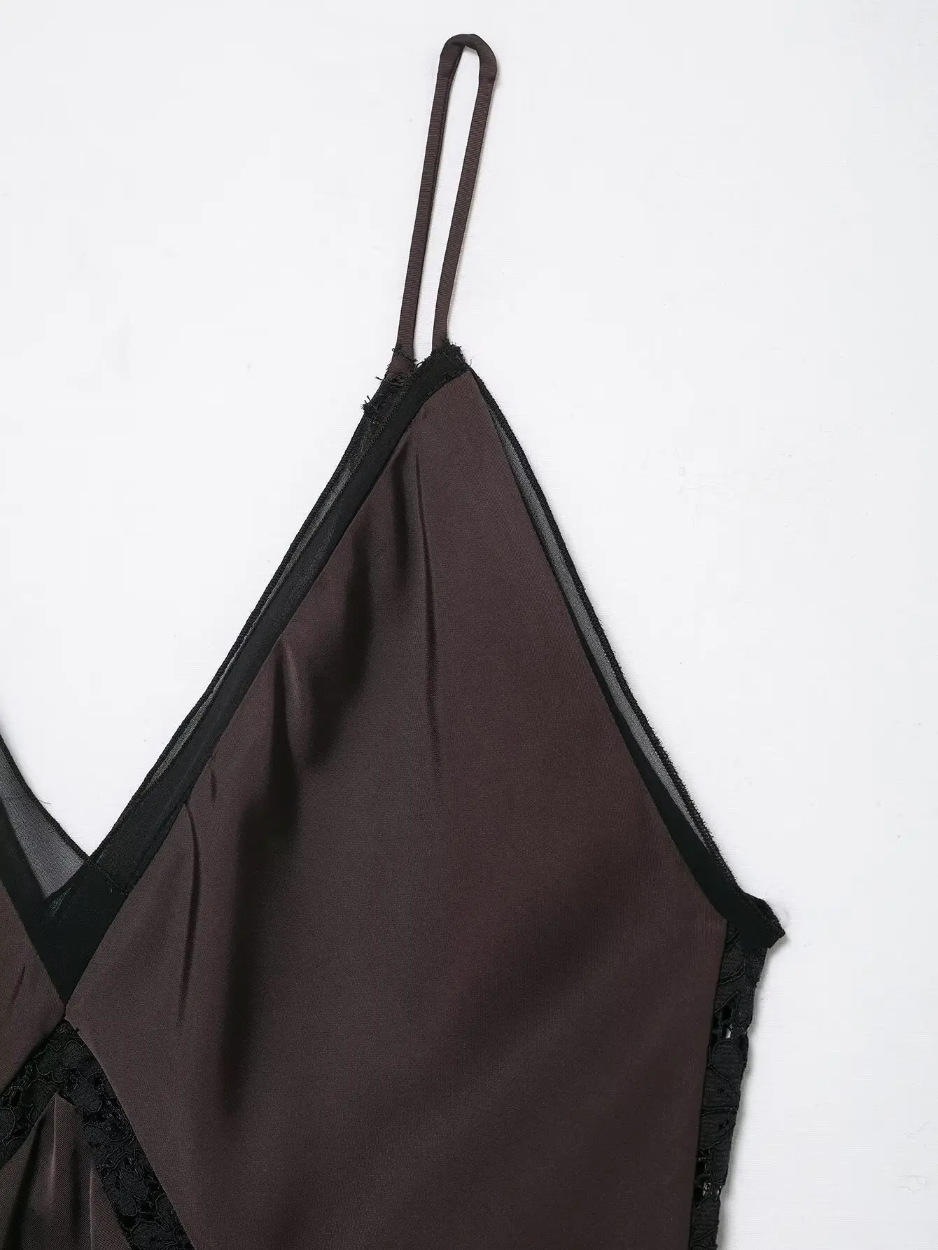 KONDALA サテン非対称サスペンダーミディド​​レス V ネックスプライシングセクシーなパーティードレス女性ドレス 2026 春夏ホリデードレス