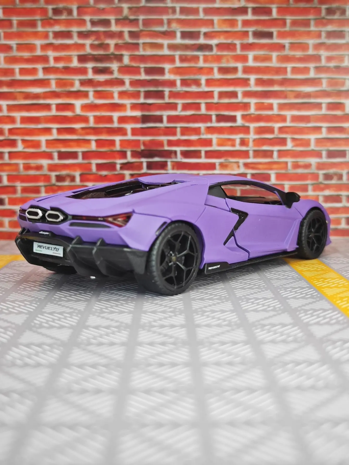 1:32 simulation Lamborghini Revuelto alloy car model doors can be opened has simulated sound and lighting functions rich details