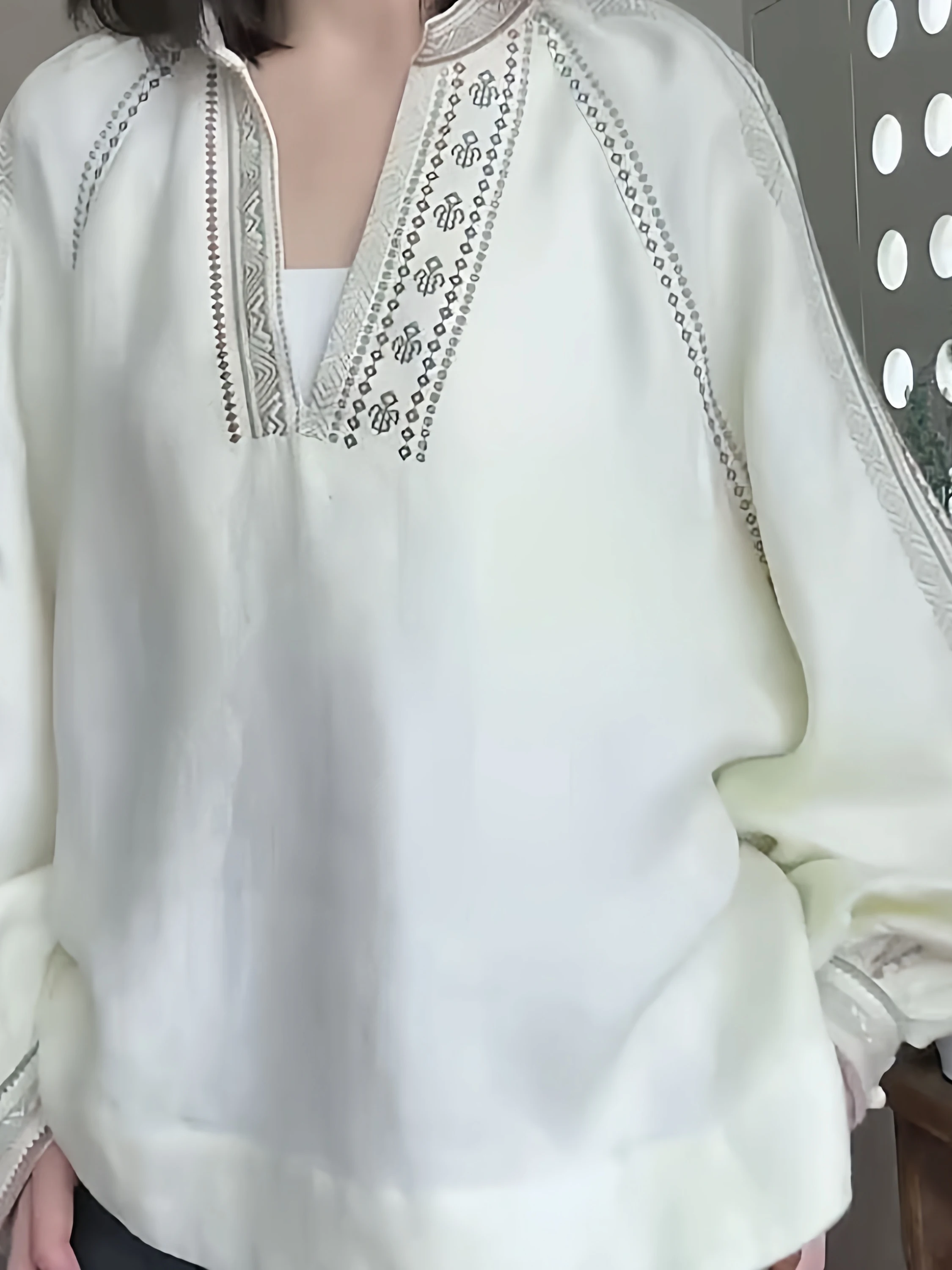 

plus Size Women's Long Sleeve Embroidered Shirt Loose V-Neck Top Casual Style Autumn Fashion Design for Heavy Girls