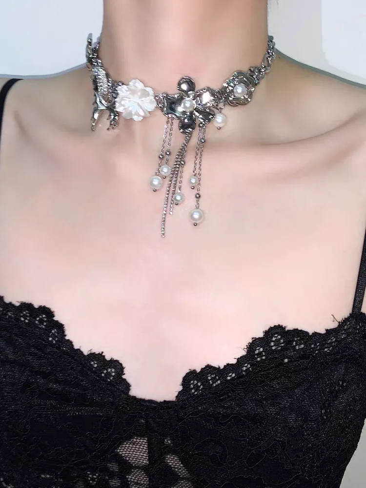 HUANZHI Romantic Elegant Flower Tassel Necklace Metal Butterfly Vintage Faux Pearl Choker Fashion Unisex Jewelry for Women New