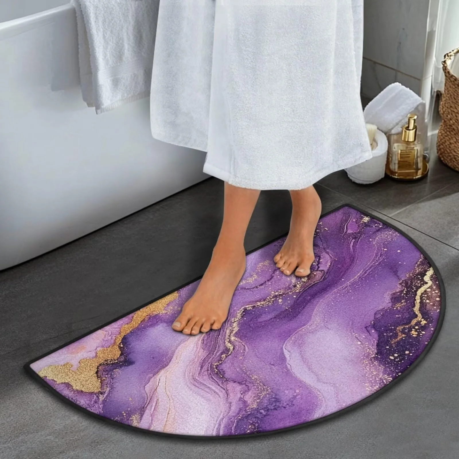 Halbrunder Teppich mit Marmormuster von VIKAMA, lila Tinte und goldenen Linien-Design – moderner Luxusteppich für den Eingang oder im Badezimmer