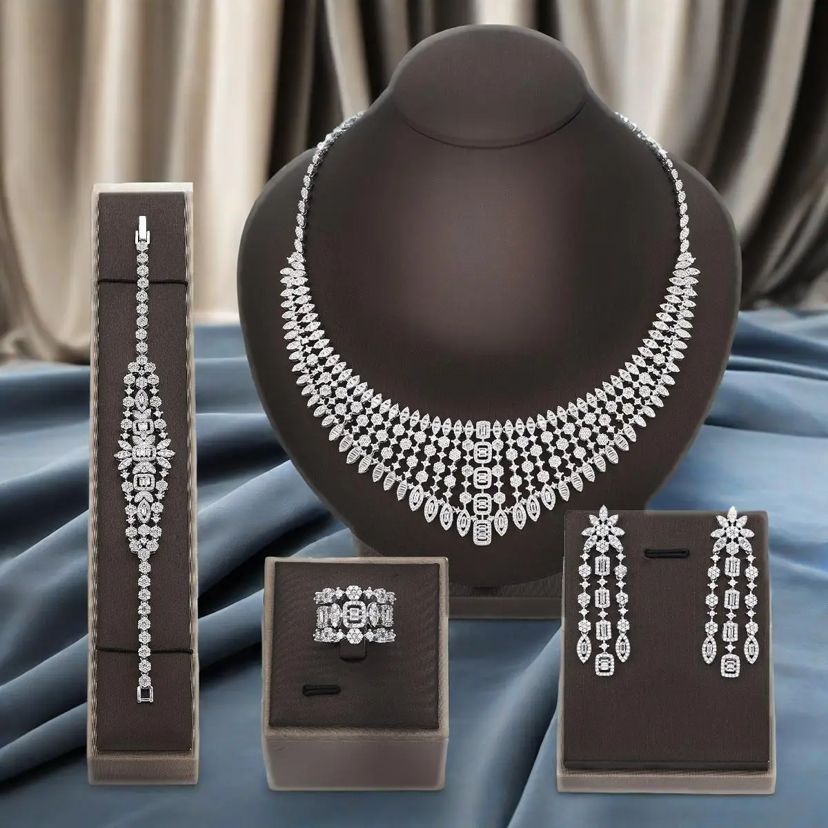 

Полный цирконий Свадебные комплекты ювелирных изделий Дубай ОАЭ Свадебное ожерелье Серьги Браслет Кольцо Наборы из 4 предметов для женщин