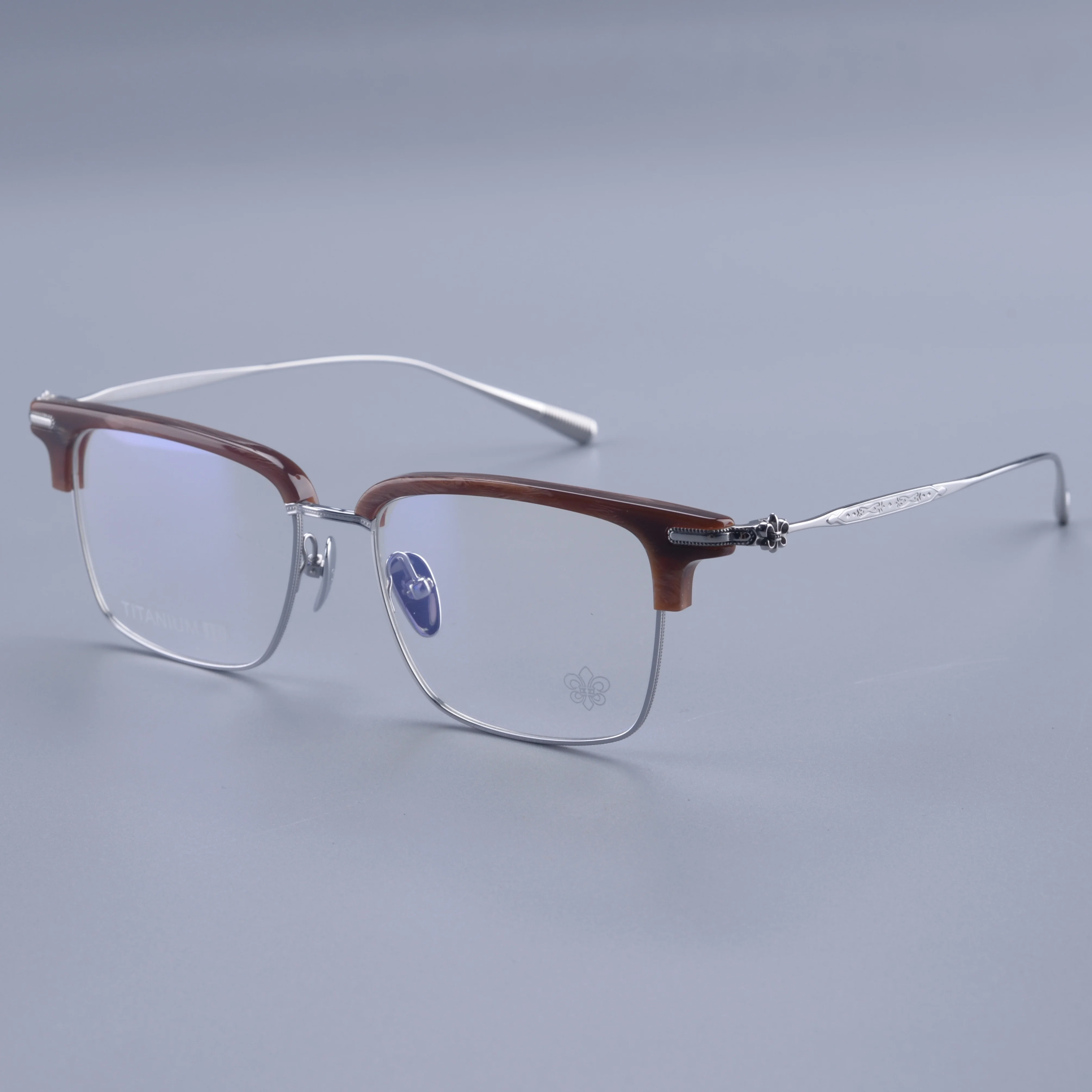tendance-mode-2026-lunettes-de-luxe-pour-femmes-au-design-classique-lunettes-decontractees-retro-a-motif-exquis-sculpte-lunettes-a-monture-en-titane-pour-hommes