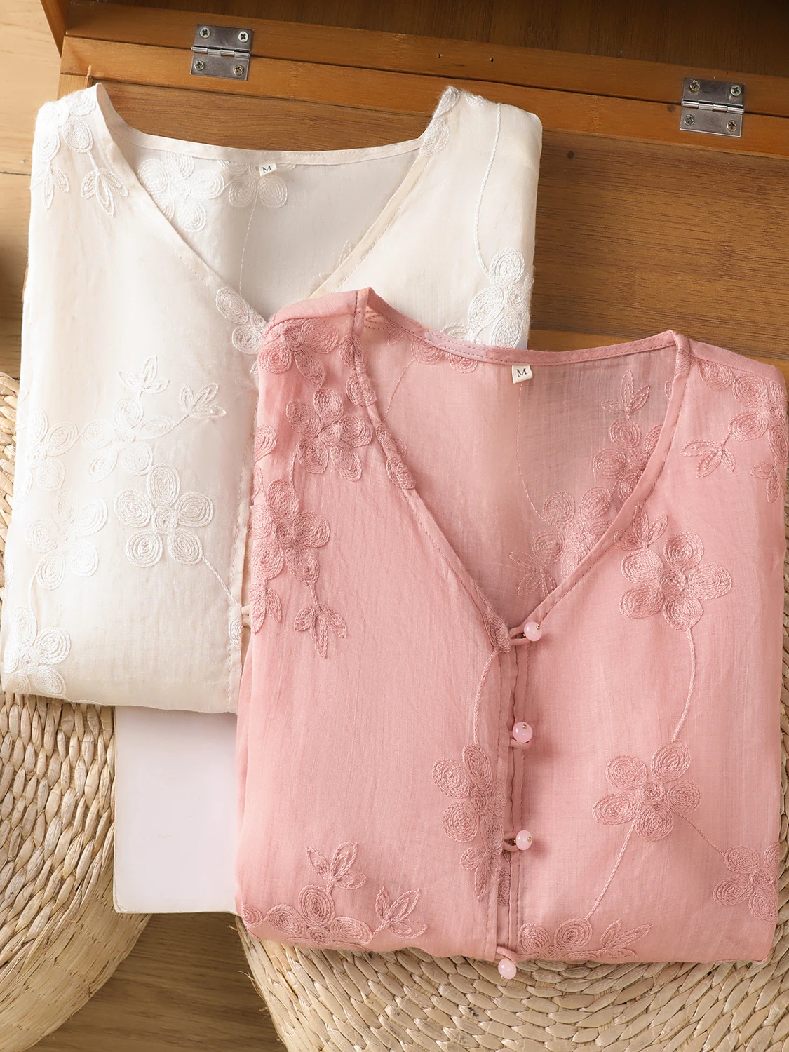 New Chinese Sle Heavy Embroidery Cotton Linen irt Women Summer Vintage National Sle Button V Ne Linen Sun Protection Top