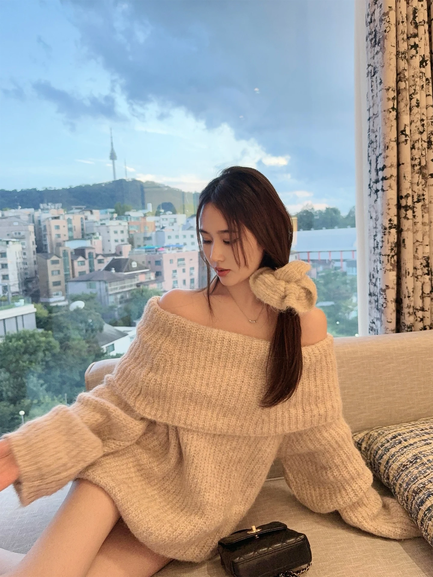 

Женский осенний модный свитер оверсайз с одним открытым плечом, свободный вязаный топ, мягкий повседневный лонгслив