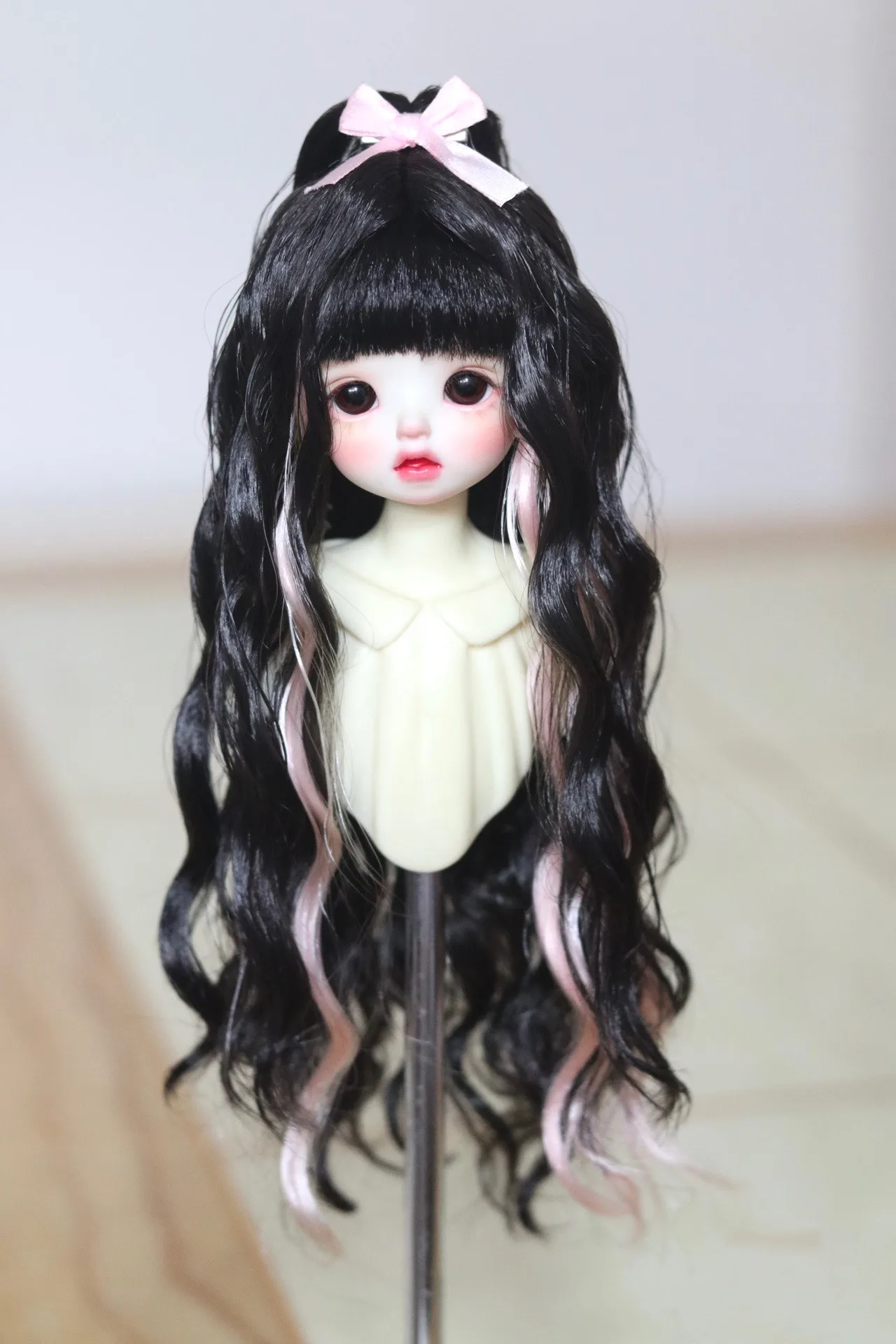 

Волосы для куклы 1/6 BJD Doll Молочный шелковый парик с твердым корпусом, черно-розовые волосы в рулоне