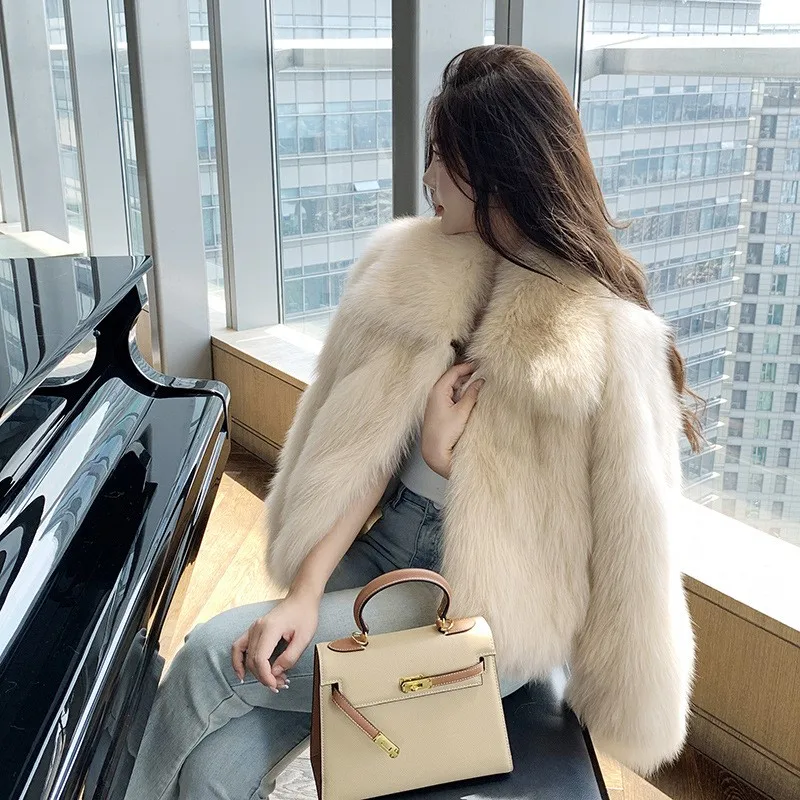 

A new thickened fur coat with light lapel featuring short and mixed for women