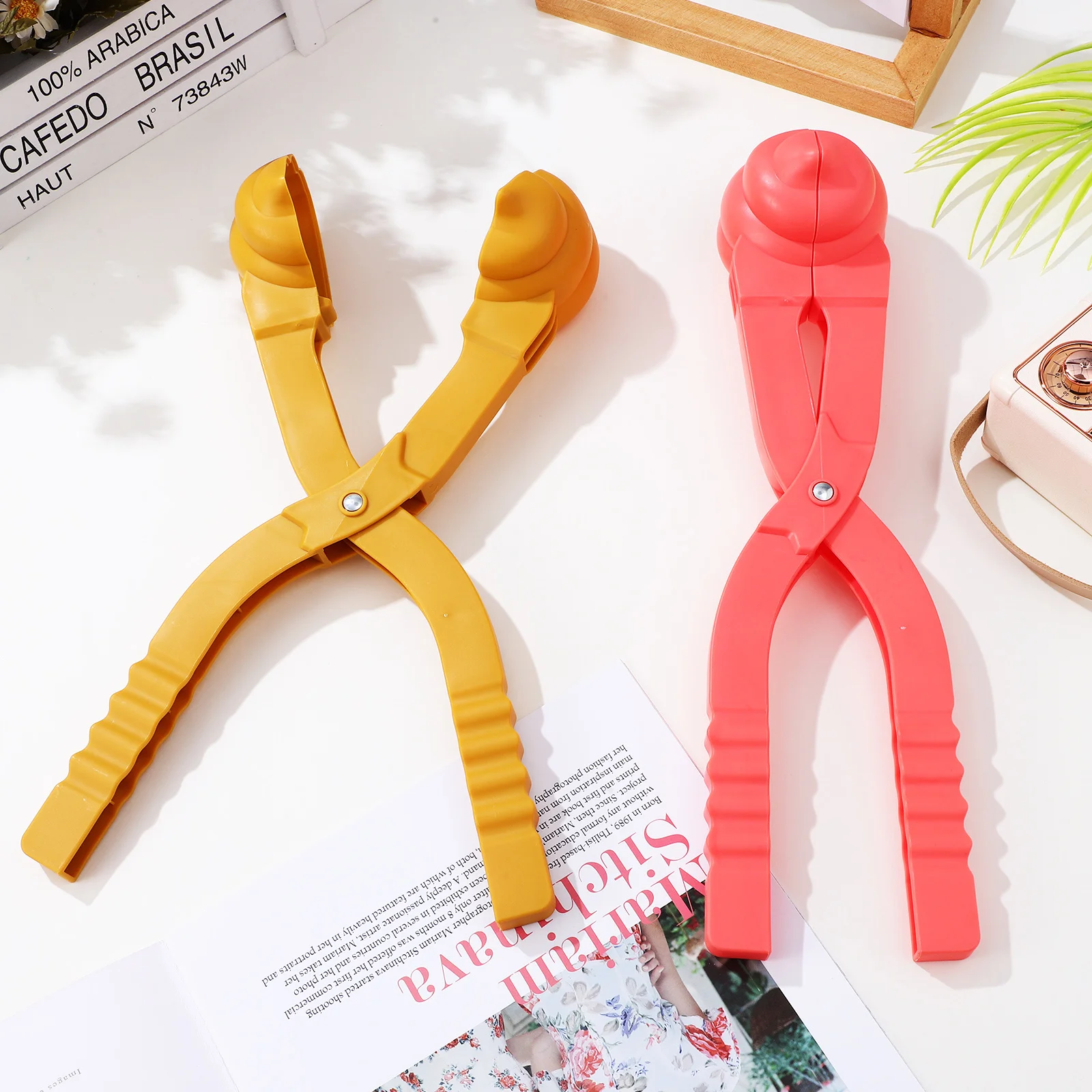 2Pcs Maker Plastic Durable Design Snow Ball Clip Maker for Outdoor Snow Ball Fights Makers Molds