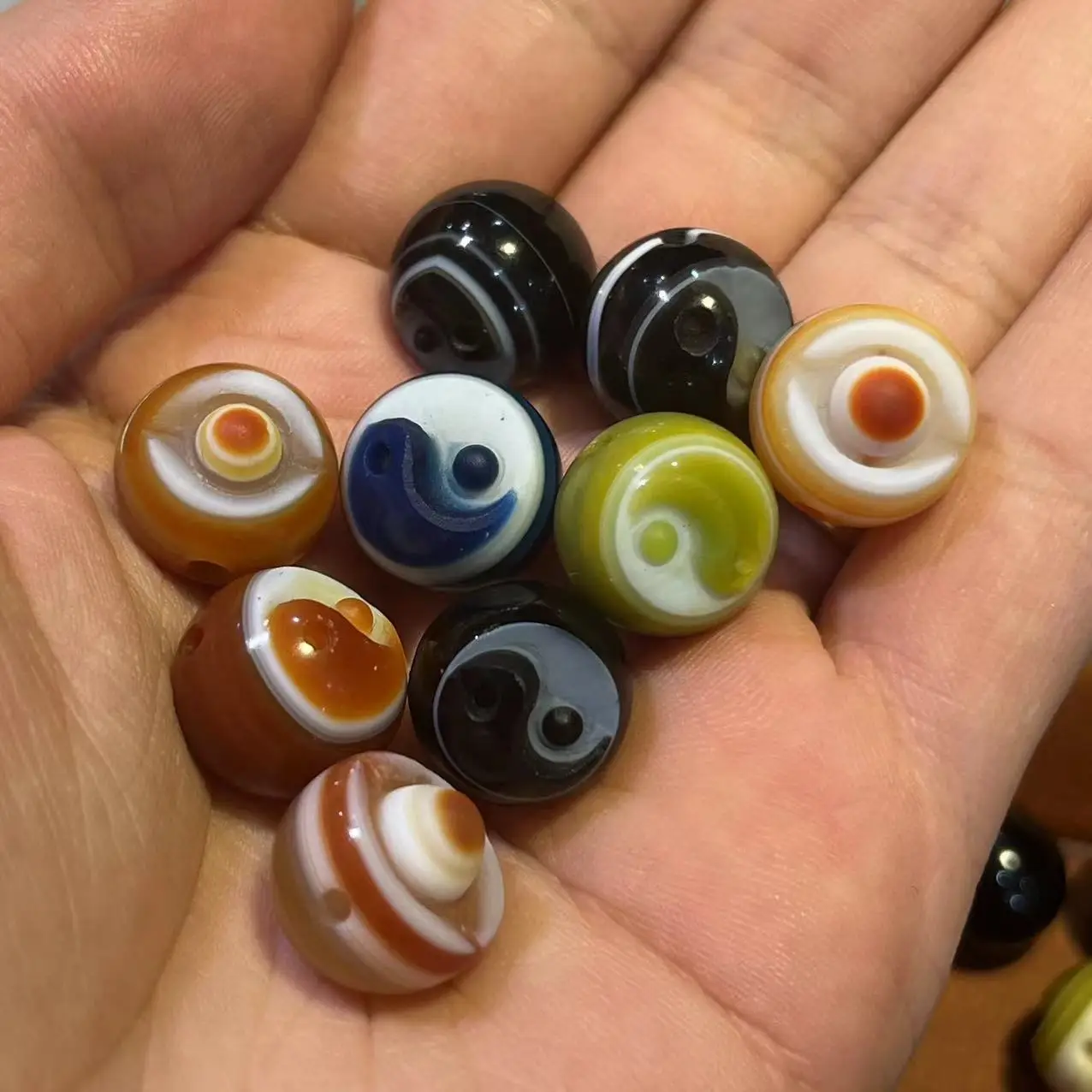 1pcs/lot Natural Agate Red Black Yellow Blue Hemispherical Beads Agate Skillfully Carved Three-dimensional Tai Chi Pattern