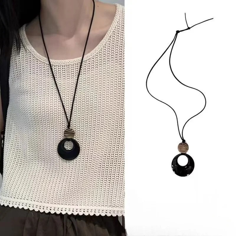 

Black Resin Hollow Round Pendant Necklace for Women Vintage Long Clavicle Chain Necklace Chinese Style Female Aesthetic Jewelry