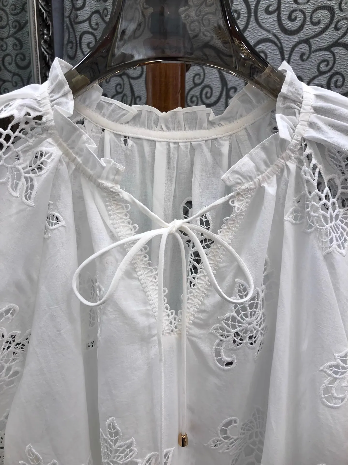 100% ملابس علوية من القطن 2025 موضة الصيف بلوزة بيضاء المرأة القوس طوق الجوف خارج التطريز قصيرة الأكمام بلوزات فضفاضة أنيقة الإناث