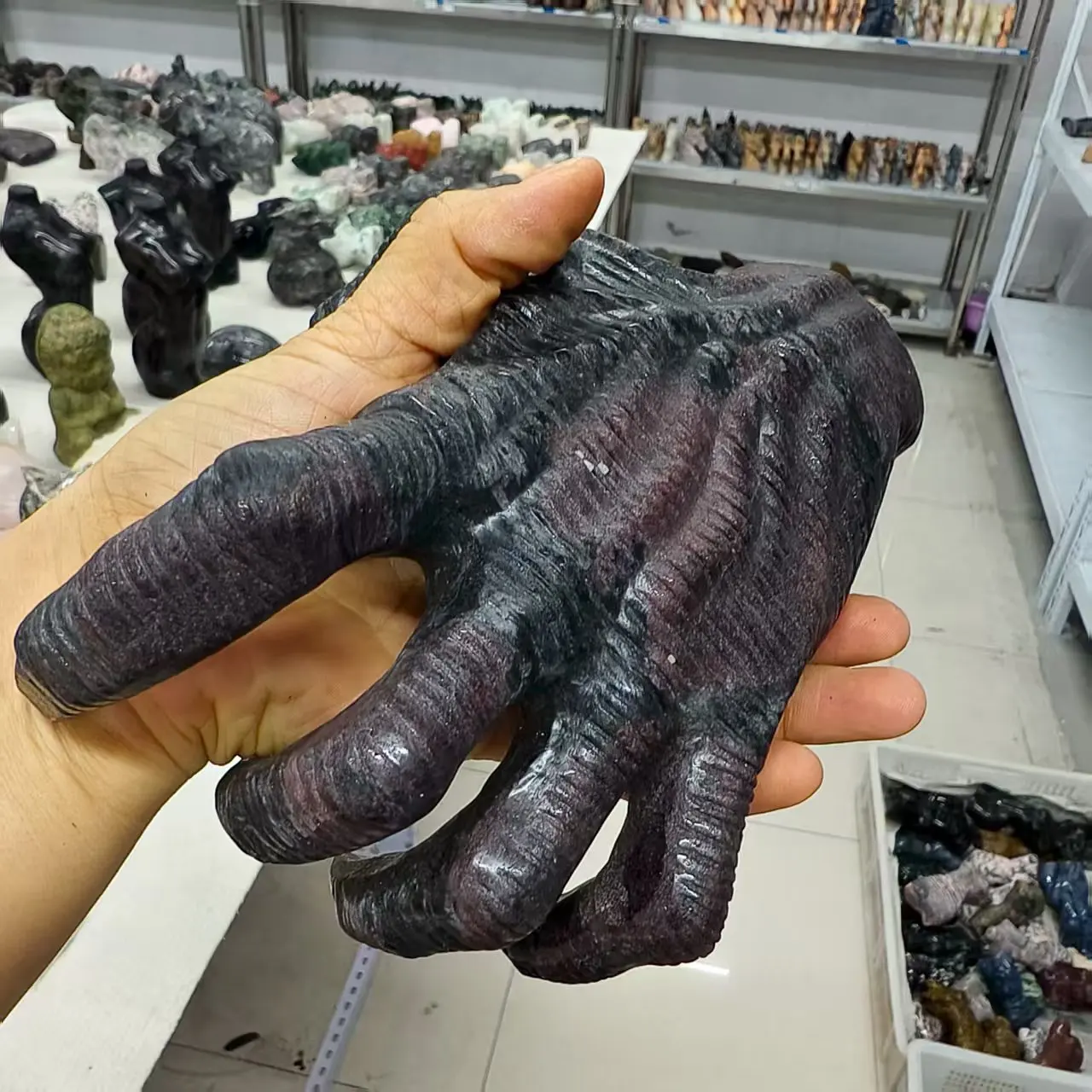 

Naturally Formed! Garnet, aura，Ghost Hand, Quartz Crystal Ore Carving Magic Hand, Mineral Spiritual Healing