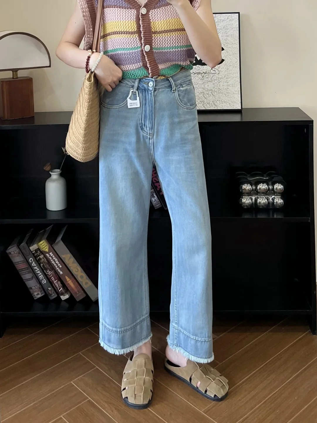 Lässige High-Waist-Jeans mit weitem Bein für Damen, hellblaue, gerade geschnittene Hose mit schlankmachendem Effekt, neun Punkte lang, mit ausgefranstem Saum, Sommer-Stil