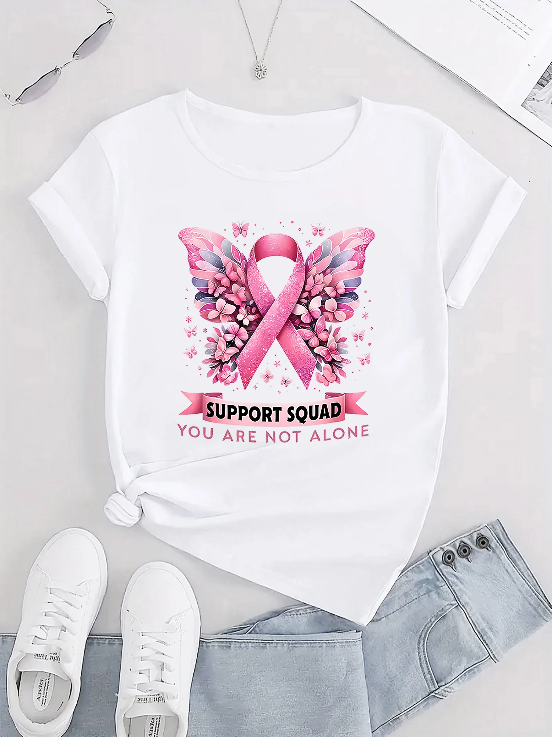 Damska koszulka z krótkim rękawem w stylu Harajuku z nadrukiem motylkowej wstążki wspierającej kampanię o karcie piersi, odzież codzienna damska, ubrania w estetyce ulicznej.