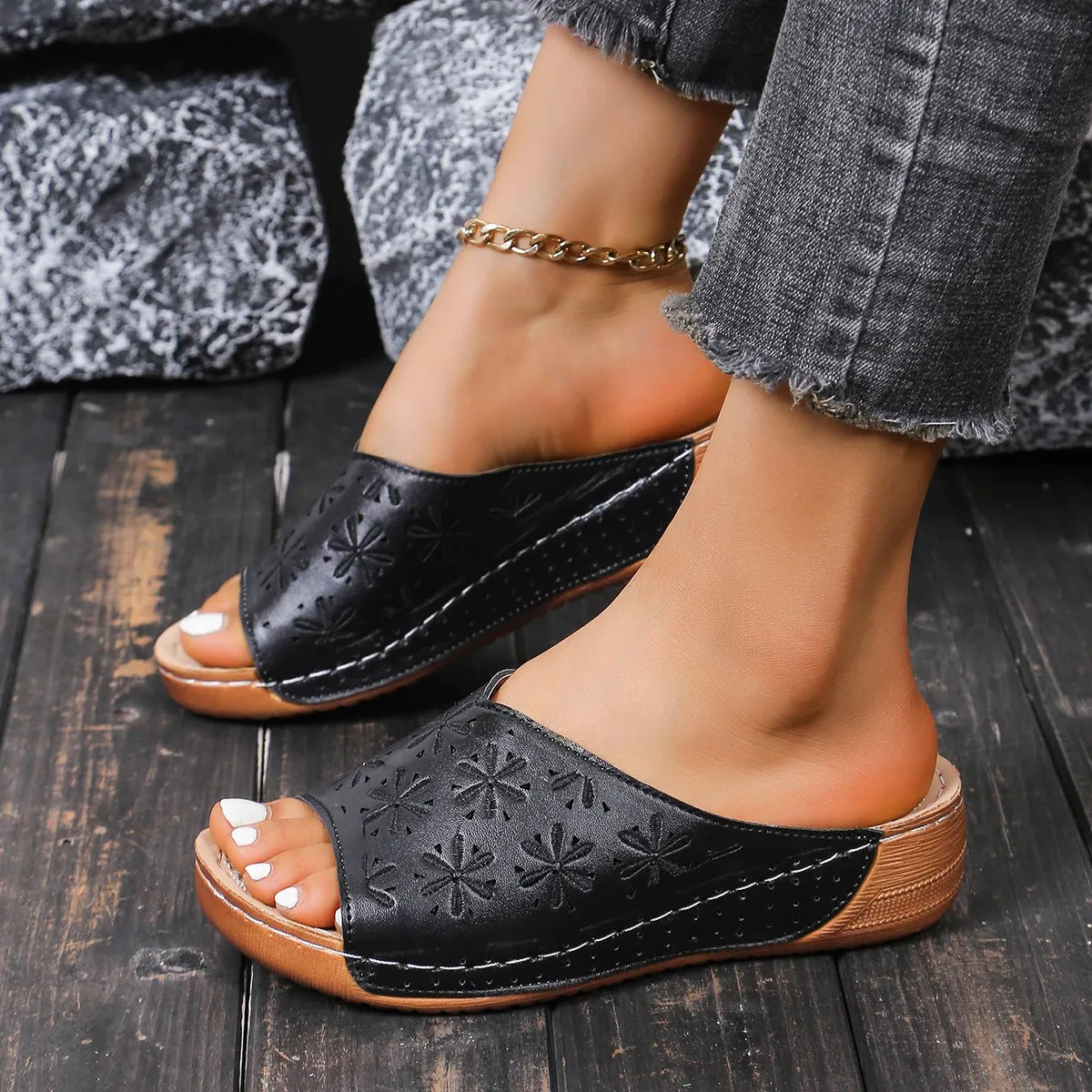 

Women's New Summer Open-Toe Retro Embroidered Flower Wedge Sandals Hollow Breathable Design Suitable for Outdoor Beach Shoes
