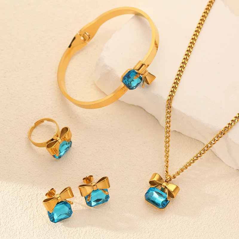 EILIECK Goldener Edelstahl-Schmuckset mit Schleife und Funkelnden Kristallen: Halskette, Armreif, Ohrringe, Ring - Trendiger Schmuck für Frauen als Geschenk – Detail 10