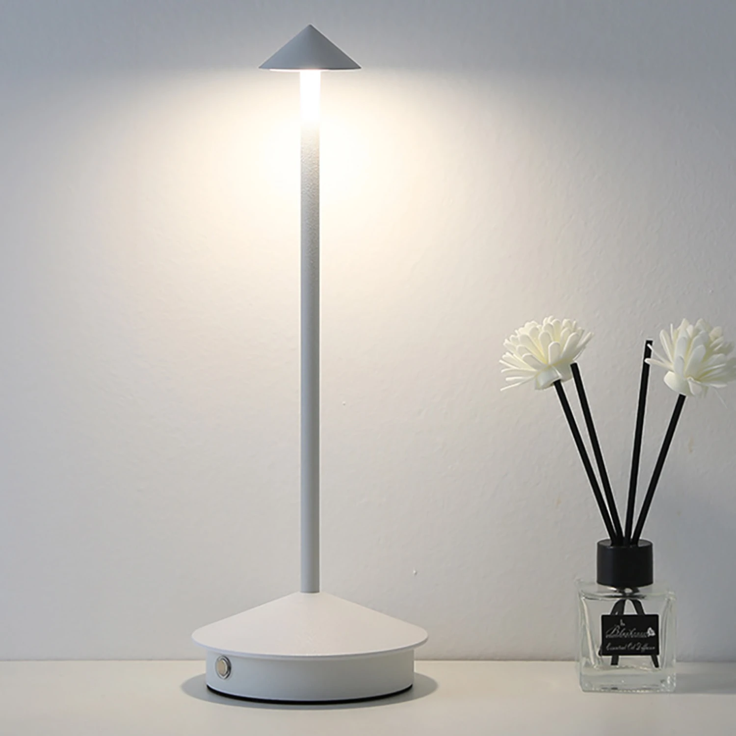 Elegante lampada da tavolo a LED con freccia ricaricabile per eleganza moderna