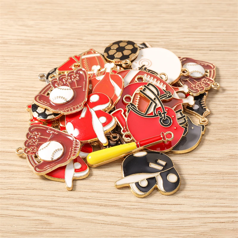 10 Stück niedliche, gemischte Emaille-Anhänger in Form von Sportartikeln, Rugby-Mützen und Fußballschuhen zum Basteln von Schmuck, Ohrringen, Halsketten und für DIY-Bastelprojekte. – Detail 4