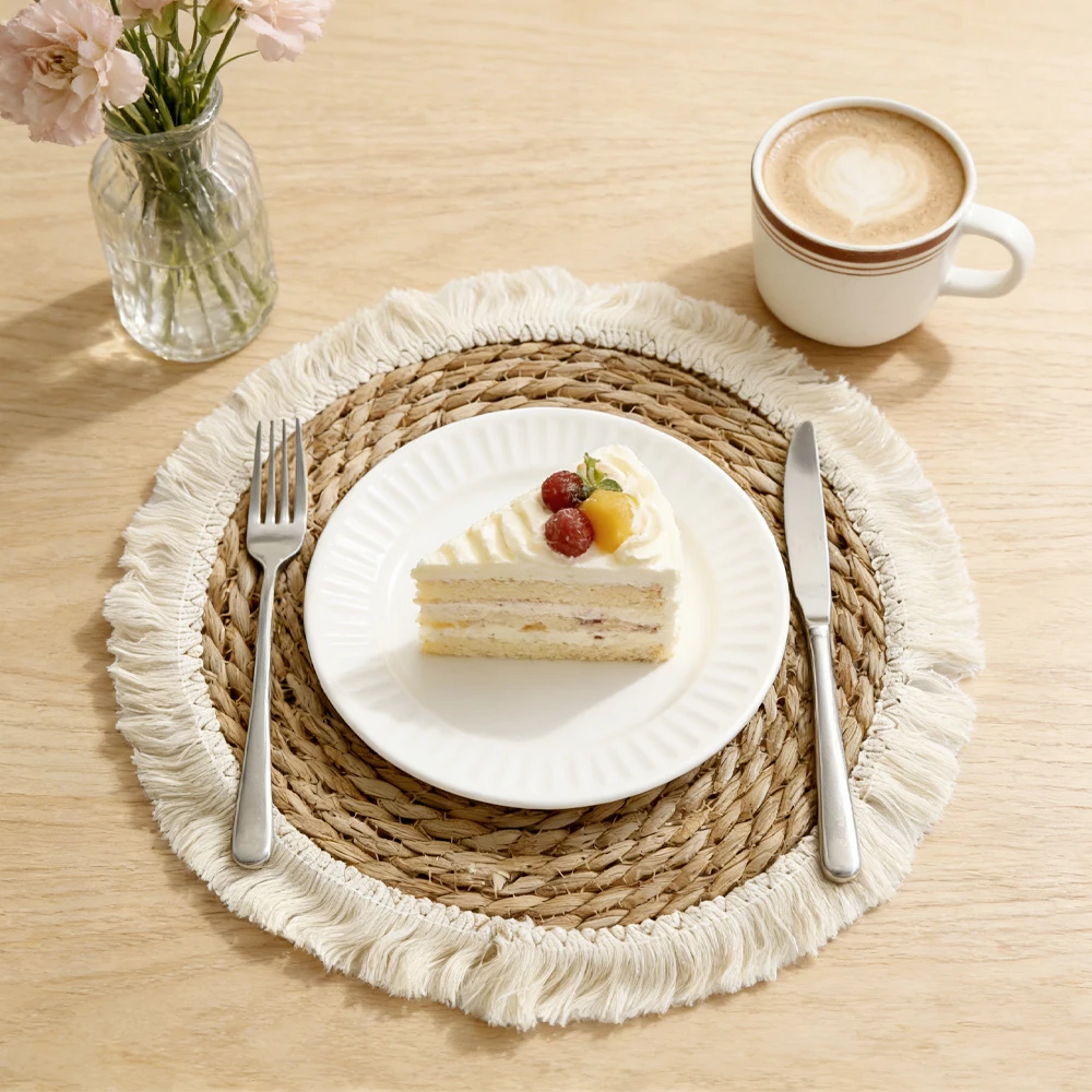 4Pcs Boho Tassels Woven Placemats Handmade Straw Woven Table Mats Heat Resistant Coasters for Dining Table Kitchen Decor