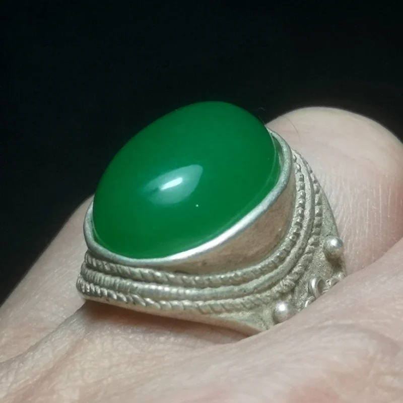 خاتم من الفضة التبتية مصنوع يدويًا مع مجموعة اليشم المرصعة هدية زينة رائعة في الصين القديمة