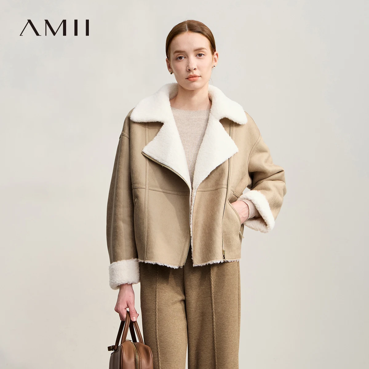 AMII معطف المرأة 2025 شتاء جديد دافئ جميع الصوف فضفاض معاطف الفرو امرأة طويلة الأكمام سستة الصلبة تنوعا سترة أعلى 12554001