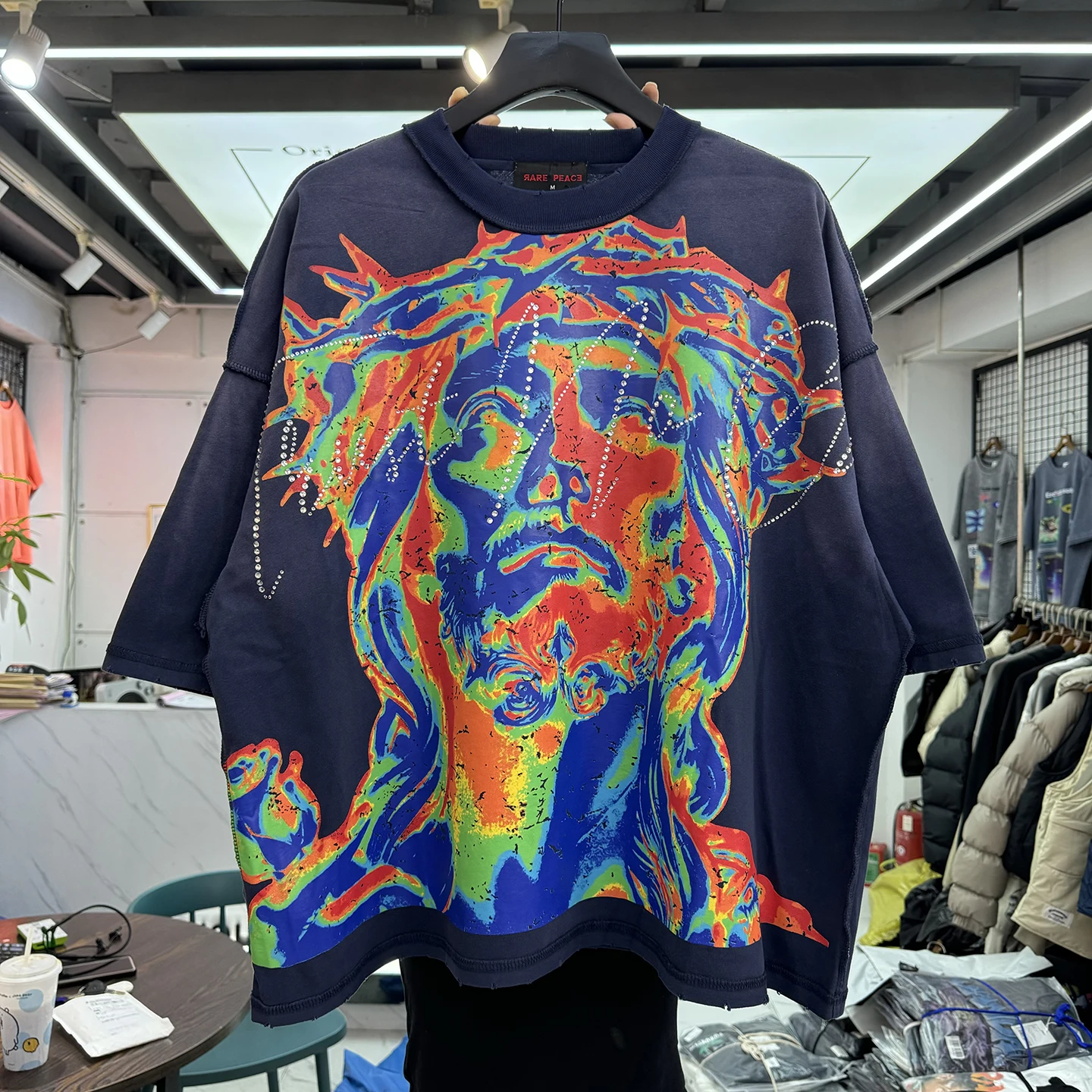 

Retro American Streetwear RARE PEACE Distressed Heat Imaging Loose Short Sleeve T-shirt with Rhinestones for Men And Women