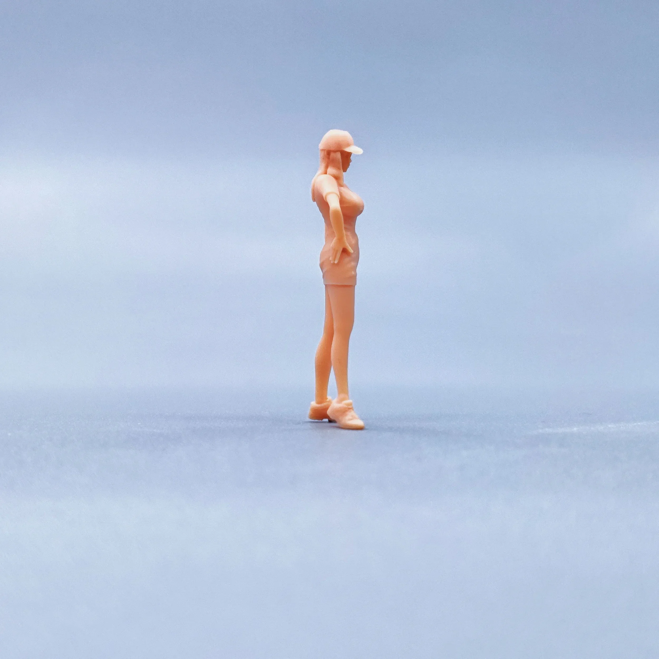 1/64 Figurine Modello in scala Resina Supporto per la vita con una mano Berretto a becco d'anatra Ragazza Miniature non colorate Diorama Dipinto a mano W323
