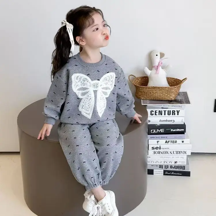 Baby Mädchen Fleece-Kleidungssets 2026 Herbst Winter Kinder Mode Schleifen-Print Sweatshirt+Hose 2-teilig Kinder Samt Warme Trainingsanzüge – Detail 6