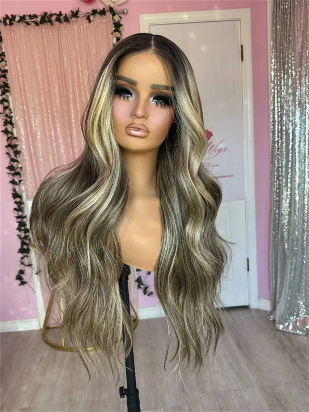 

Ombre Dirty Blonde Парик Фронта Шнурка Натуральные Волосы с Темными Корнями Балаяж 13x4 Синтетические Парики Шнурка для Женщин Термостойкое Волокно
