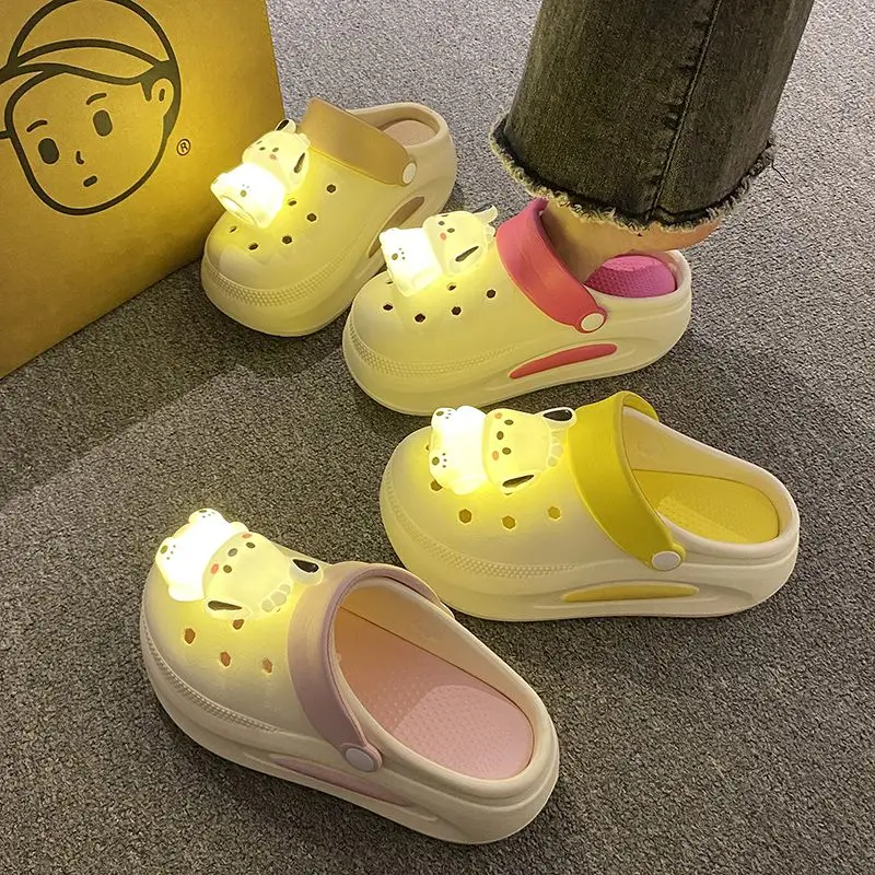

Аниме-тапочки Pochacco для мальчиков и девочек, светящиеся пляжные туфли с мультяшным рисунком, парные сандалии со светодиодной подсветкой, детские нескользящие домашние тапочки, подарок на праздник