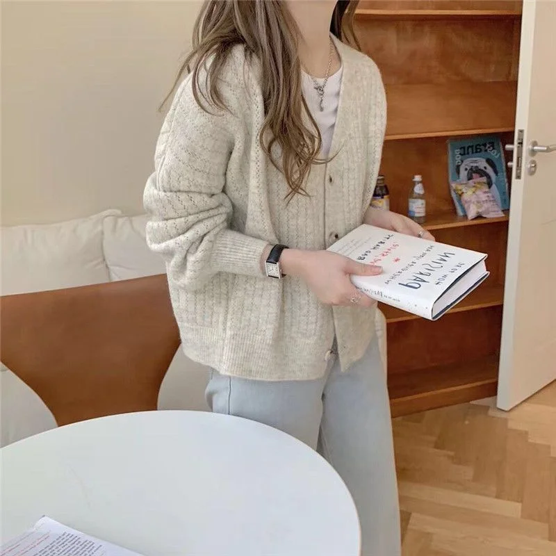 

2025 Spring and Autumn New Loose Retro All-match Knitted Cardigan Women's Lazy Style Gentle Short Sweater