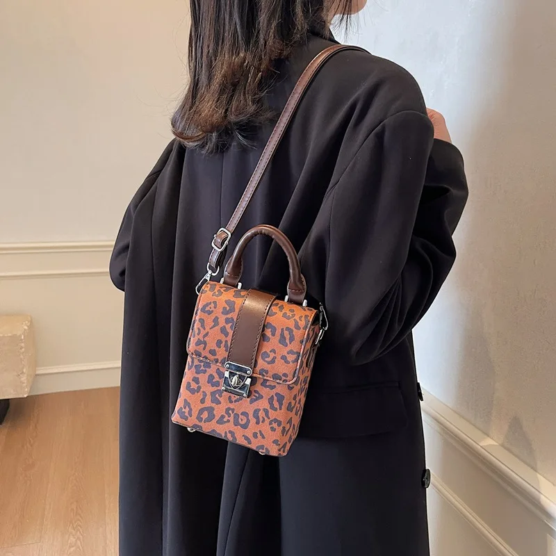 2025년 신상 레트로 레오파드 프린트 폰 크로스바디 백 여성용 패션 소형 숄더백 빈티지 감성 핸즈프리 백 ​