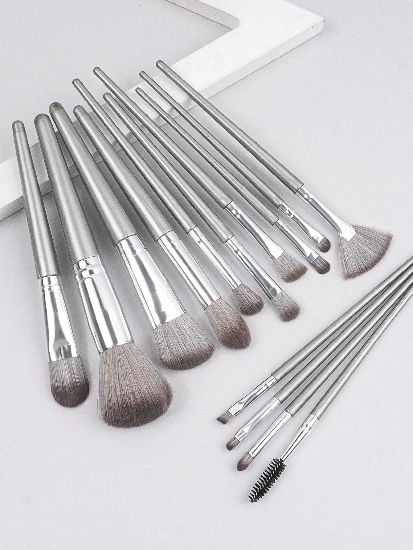 مجموعة فرش مكياج فضية مكونة من 14 قطعة مع إسفنجة مكياج وخلاطات تجميل |   مجموعة فرش مستحضرات التجميل الاحترافية لكريم الأساس وإخفاء