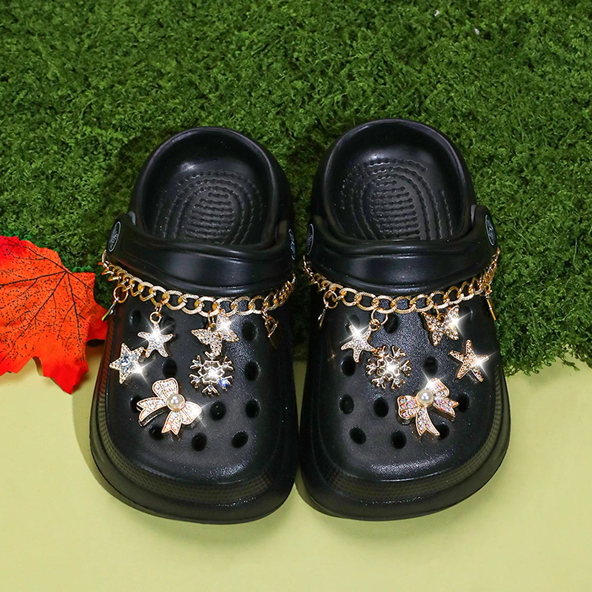 Kinder Slip-On Clogs und Pantoletten - Atmungsaktive, Wasserdichte EVA-Gartenschuhe mit Dekorativer Kette für Strand und Alltag 168 – Detail 5