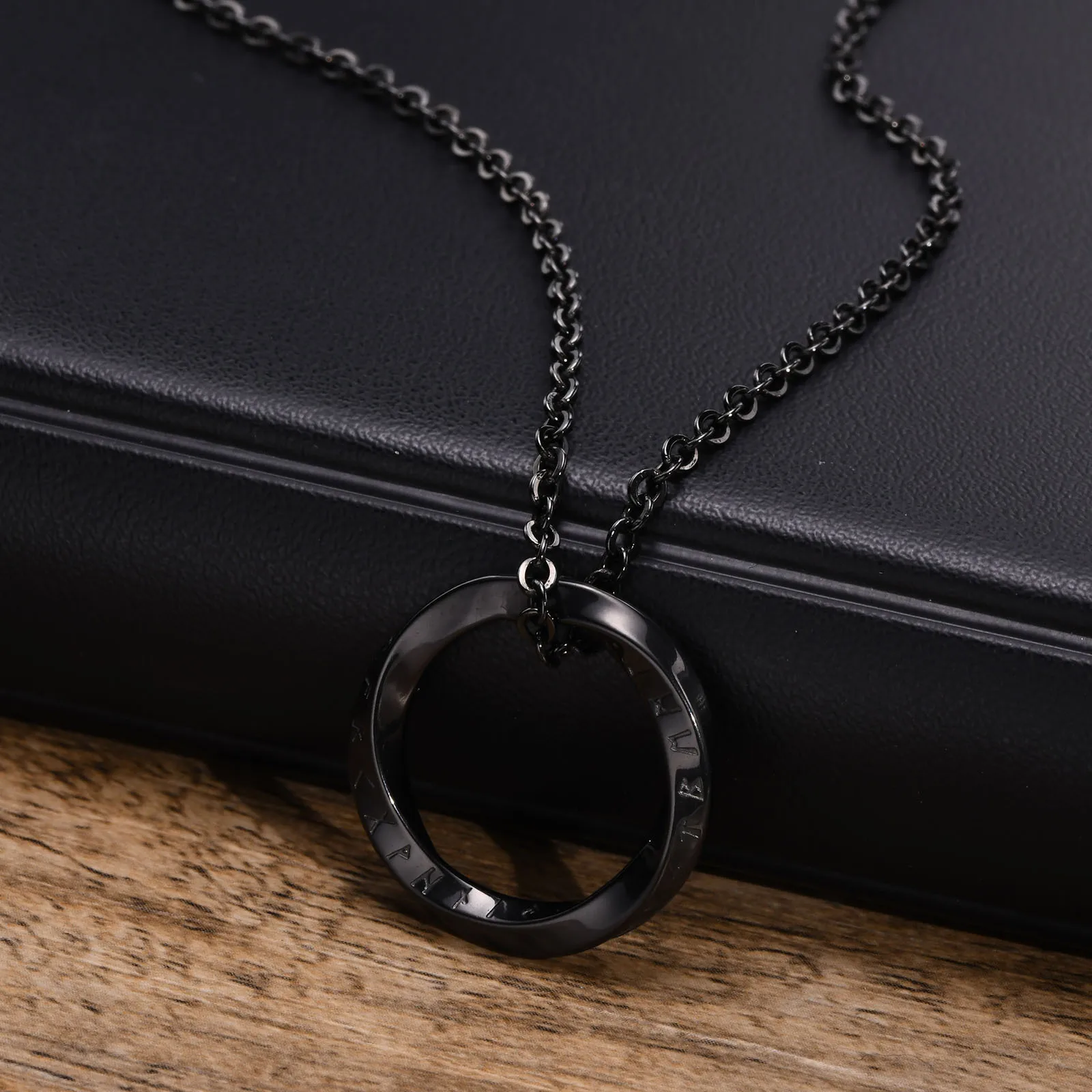 Nordische Wikinger-Anhänger-Halsketten für Männer und Frauen, gedrehter Edelstahl-Schmuck, Dreieck-Charm, geometrischer Kragen, Party-Geschenk – Detail 9