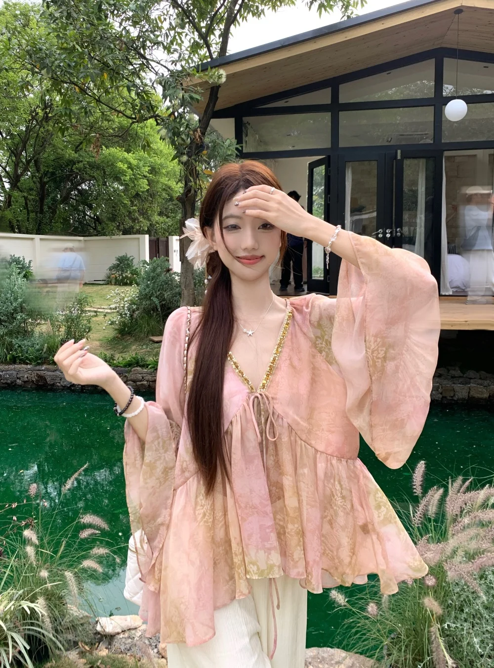 女性の春夏エレガントな V ネックブラウスレディストリートスパンコール襟プルオーバールーズ花柄シャツトップ