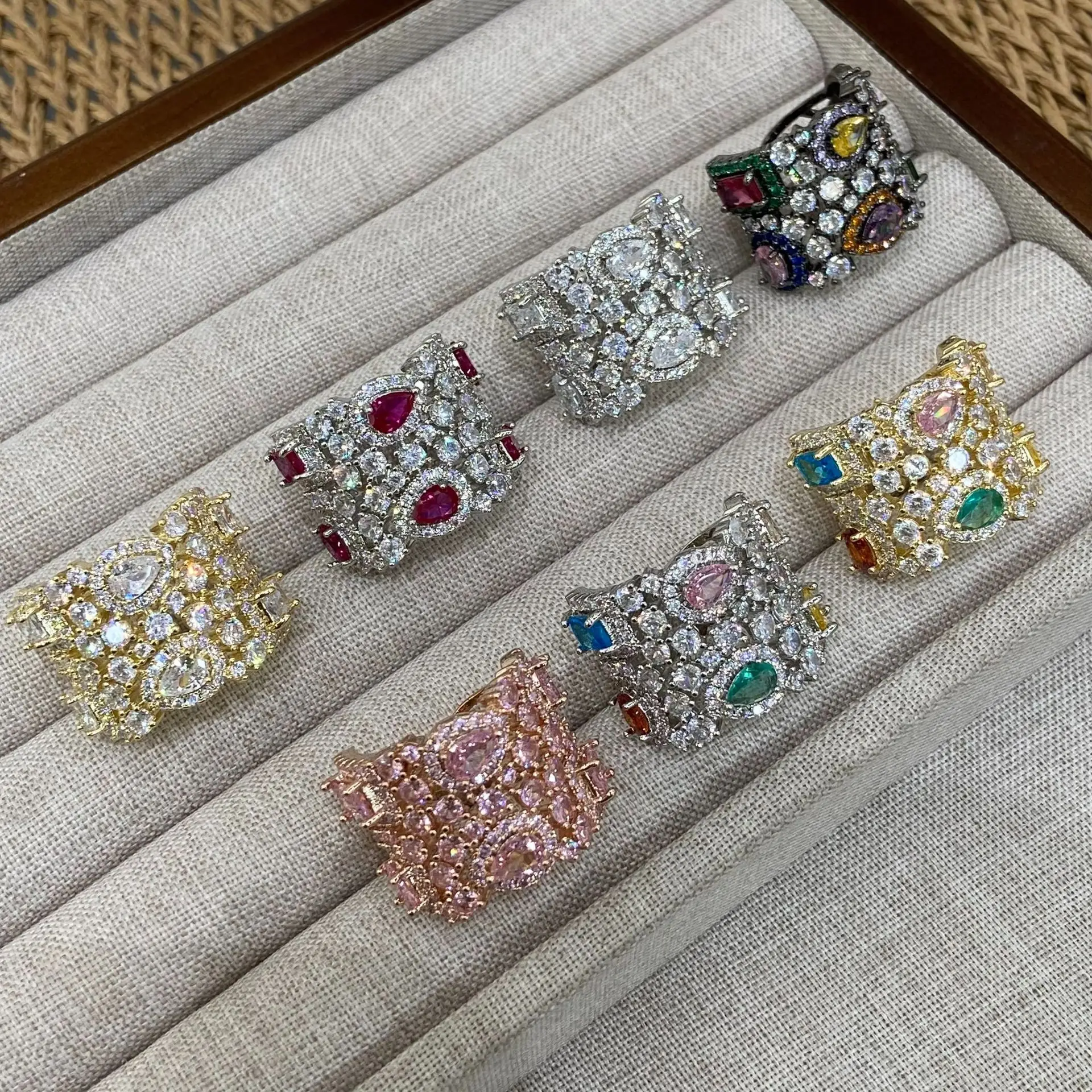 

Женское кольцо с цирконом, ажурное, модный ювелирный аксессуар