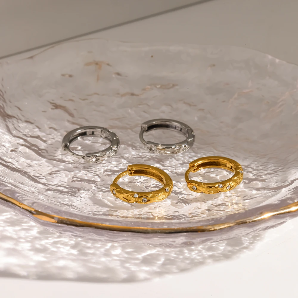Exquisite Damen-Ohrringe aus Edelstahl mit Zirkonia-Sternen, runde Creolen, minimalistisches, niedliches Schmuckaccessoire – Detail 4